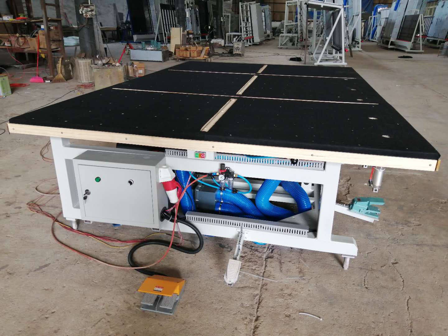 Glass cutting table
