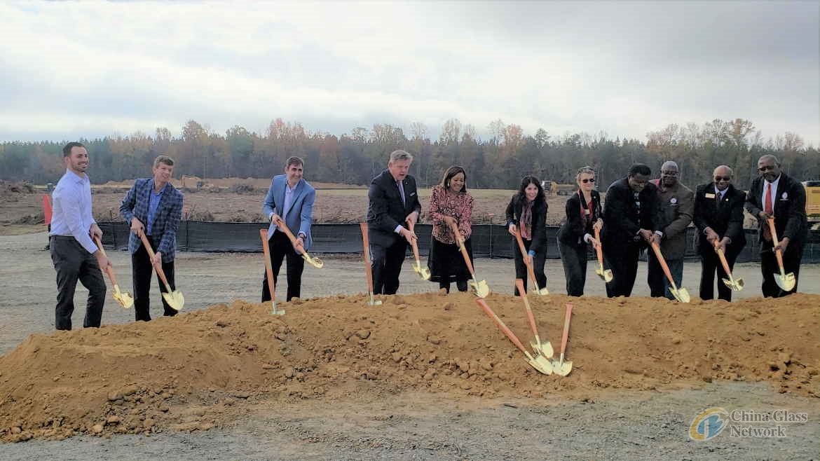 Saint_Gobain_Oxford_ribbon_cutting_III.jpg Saint_Gobain_Oxford_ribbon_cutting_III.jpg